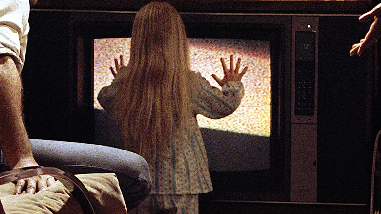 Carol Anne voit un fantôme à la télé dans Poltergeist (1982)