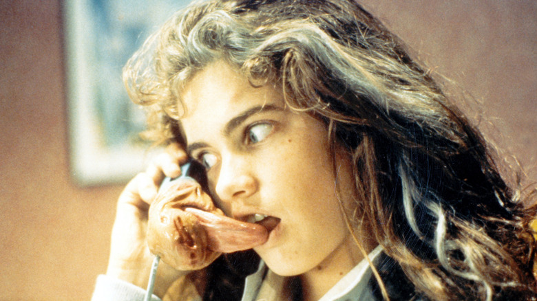 La langue de Freddy apparaît à travers le téléphone de Nancy dans A Nightmare on Elm Street (1984)