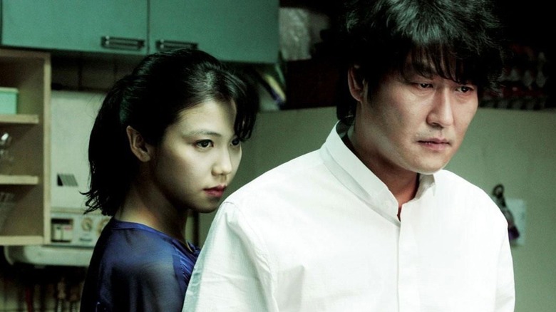 Le prêtre Sang-hyeon absorbe la violence qu'il s'apprête à infliger dans Thirst (2009)