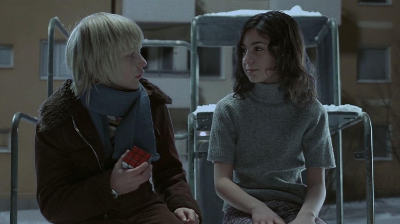 Oskar et Eli dans l'une de leurs premières conversations enneigées dans Let the Right One In (2008)