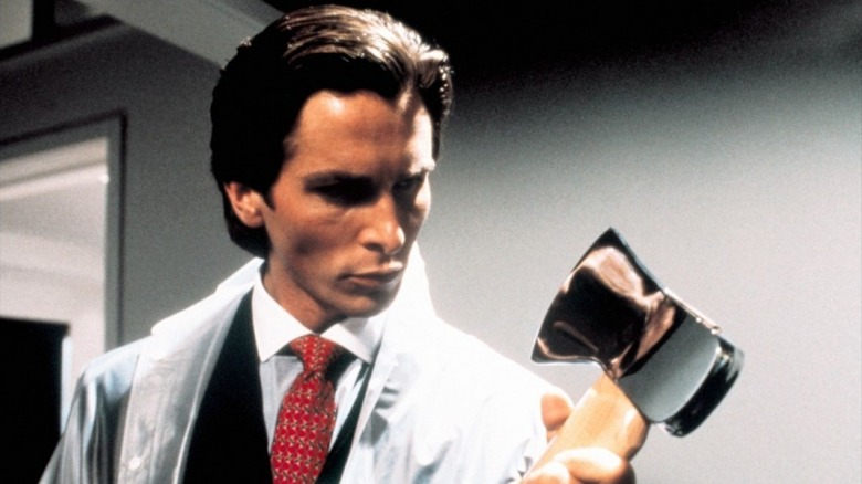 Patrick Bateman regardant sa hache avant de commettre un meurtre dans American Psycho (2000)