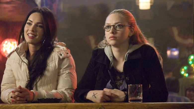 Jennifer et Needy se détendent dans un bar dans Jennifer's Body (2009)