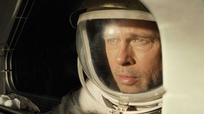 Roy McBride a l'air pensif et porte une combinaison spatiale dans Ad Astra