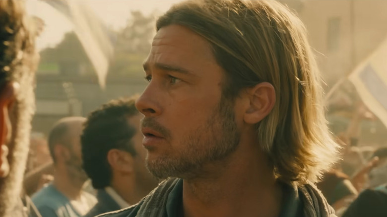 Gerry Lane a l'air inquiet au milieu d'une foule pendant World War Z