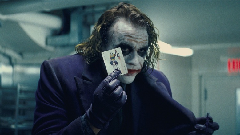 Le Joker présentant sa carte 