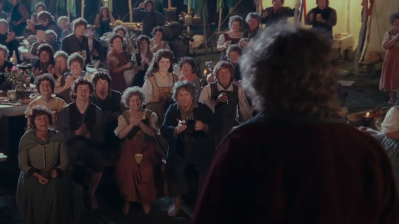 Bilbon devant une foule de Hobbits 