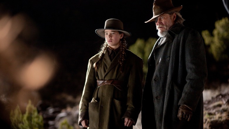 Mattie Ross et Rooster Cogburn évaluant une situation dans True Grit (2010)