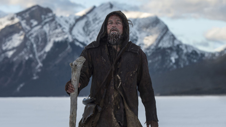 Hugh Glass parcourant le paysage dans The Revenant (2015)