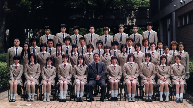 la classe pose pour sa photo d'école dans Battle Royale (2000)