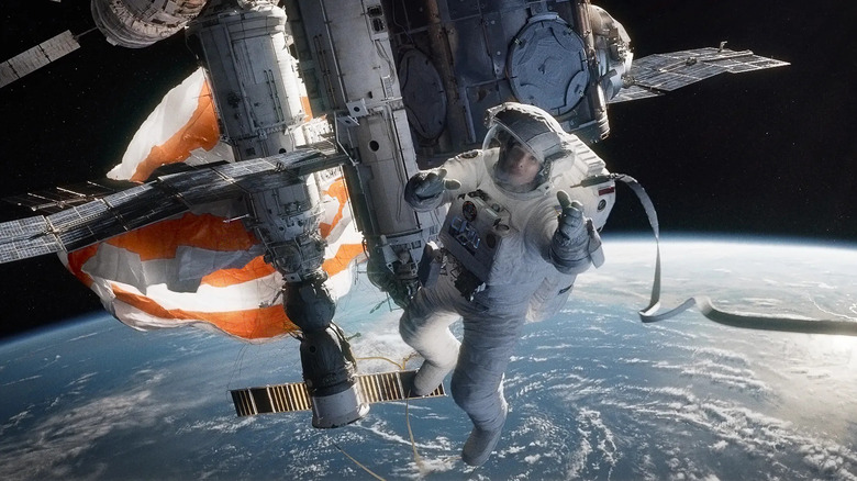Ryan Stone descend de sa navette spatiale dans Gravity (2013)