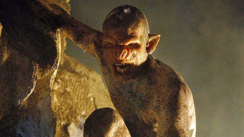 Un robot grogne en voyant sa proie dans The Descent (2005)