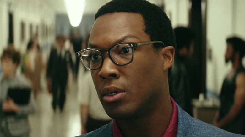 Houston Brooks en chemise rouge et lunettes Kong: Skull Island