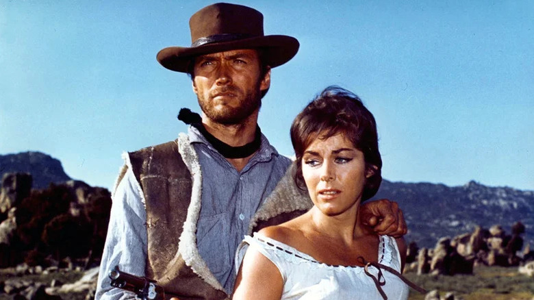 Joe avec un bras sur l'épaule de Marisol dans A Fistful of Dollars
