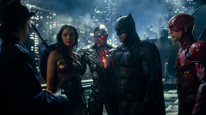 Quatre membres de la Justice League discutant avec le commissaire Gordon dans Justice League (2017)