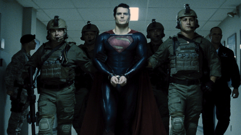 Superman arrêté par l'armée dans Man of Steel (2013)