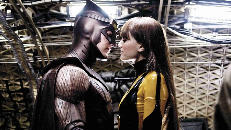 Nite Owl et Silk Specter s'embrassent dans Watchmen (2009)