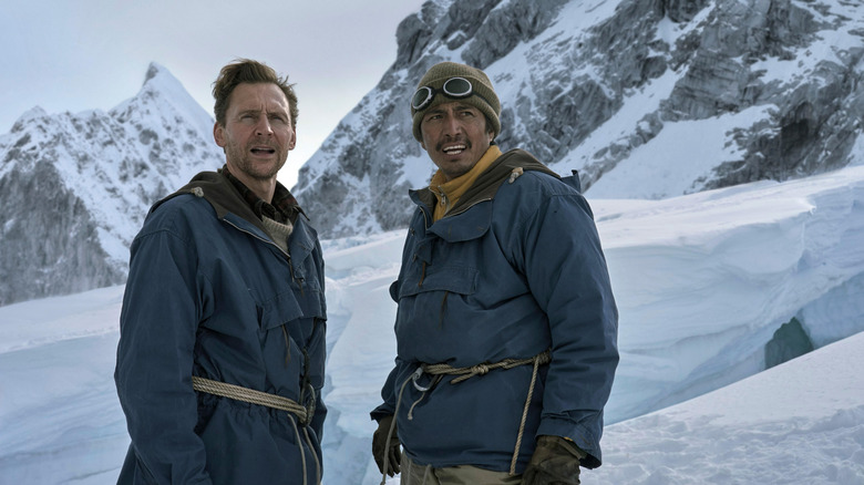 Edmund et Tenzing debout sur l'Everest 
