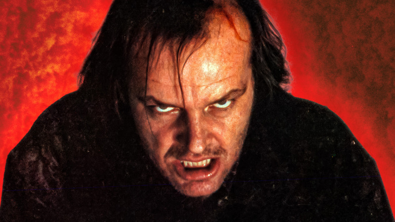 Jack Torrance devant le labyrinthe de haies rouges