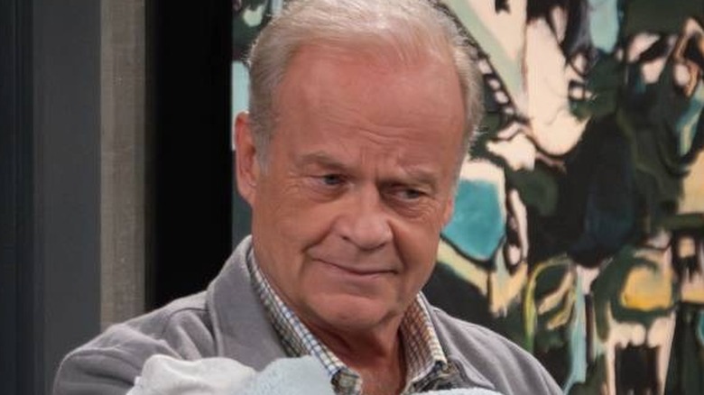 Frasier Crane tenant un bébé
