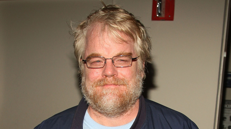 Phillip Seymour Hoffman porte des lunettes