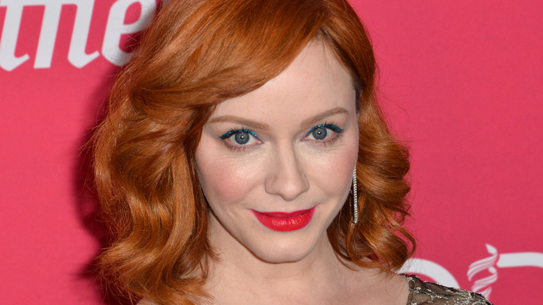 Christina Hendricks porte du rouge à lèvres