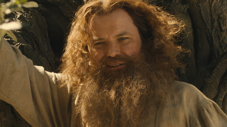 Tom Bombadil s'appuie sur un arbre