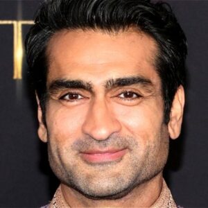 Les accessoires hilarants que Kumail Nanjiani a pris dans l'ensemble Eternals