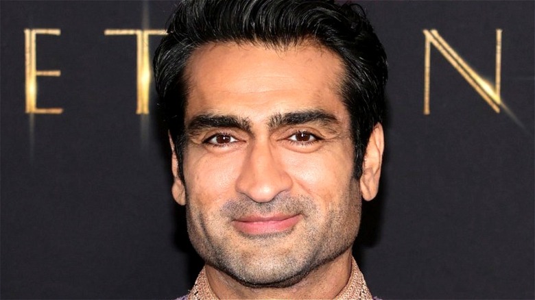 Kumail Nanjiani souriant
