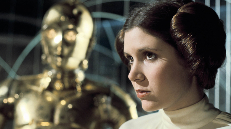 La princesse Leia et C-3PO regardent la bataille se dérouler